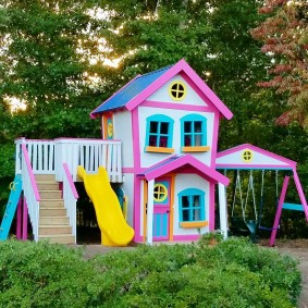 dětská chata s hřištěm