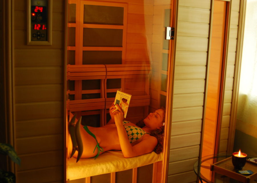 Ragazza in una sauna compatta su una loggia di un appartamento