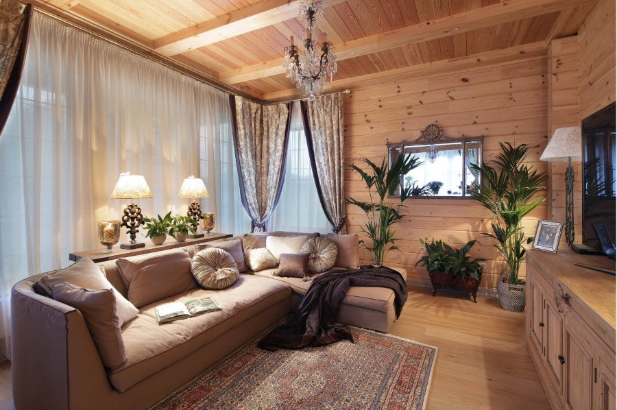 Acabamento com madeira natural na sala de estar da casa de campo
