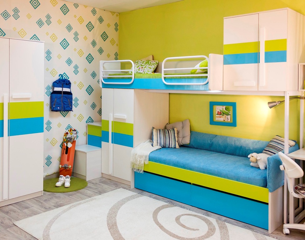 Kompaktný modulárny nábytok v chlapčenskej izbe