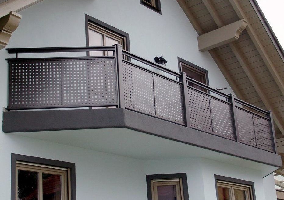 Exteriorul balconului cu ecran de protecție