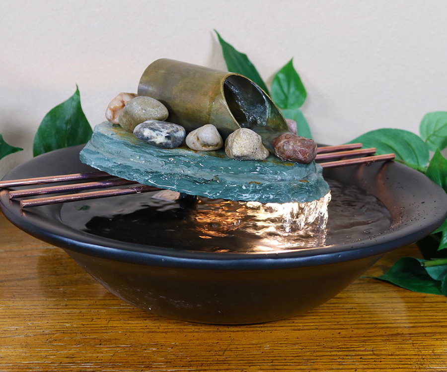Miniature springvand i en porcelænsplade