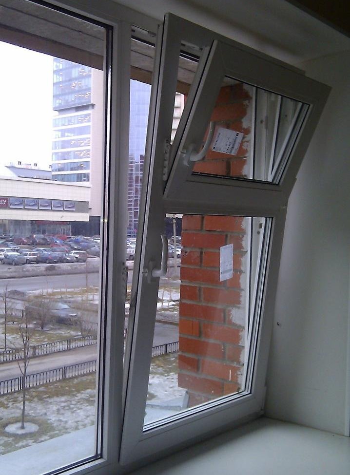חלון פלסטיק עם חלון לאוורור המרפסת
