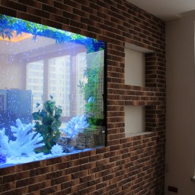 Bakstenen muur met geïntegreerd aquarium