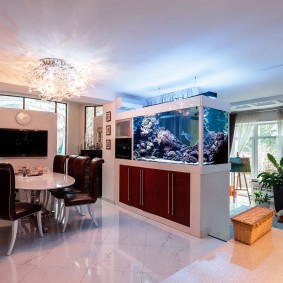 Witte woonkamer met aquarium in het interieur