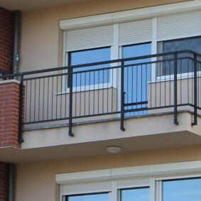 Öppen balkong med metallräcke