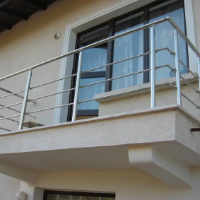 Räcke i rostfritt stål på den öppna balkongen