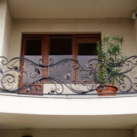 Σφυρηλατημένο φράχτη στο μπαλκόνι μιας ιδιωτικής κατοικίας