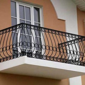 Sort gelænder på en lille balkon