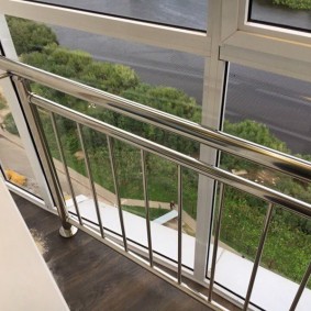 Roestvrij stalen leuningen op het panoramische balkon