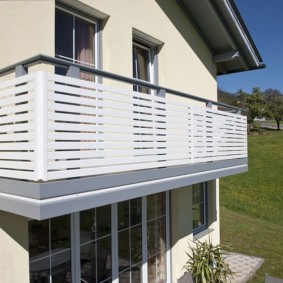 Panel plastik di pagar balkoni