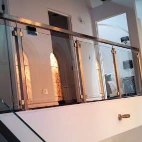 Balustrada din metal și sticlă