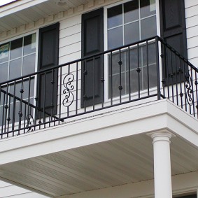 Balconul unei case private cu stâlpi de susținere