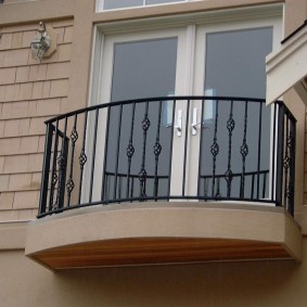 Ringhiera semplice su un piccolo balcone