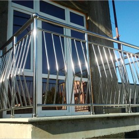 Piccolo balcone con ringhiera in acciaio inossidabile