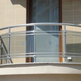 Smal dörr på en öppen balkong