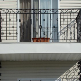 Liten balkong med metallräcke
