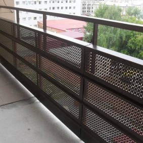 Schermo metallico sulla ringhiera del balcone