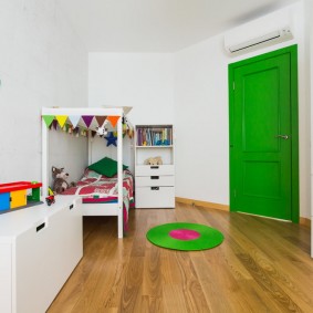 Zelené dveře v dětském pokoji