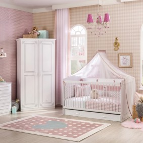 La combinación de papel tapiz con muebles blancos en la habitación de los niños.