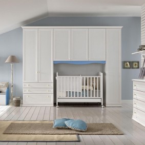 Fehér szekrények egy újszülött hálószobájában
