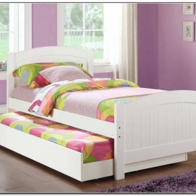 Biela drevená posteľ
