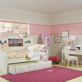 Rózsaszín tapéta egy kislány szobájában