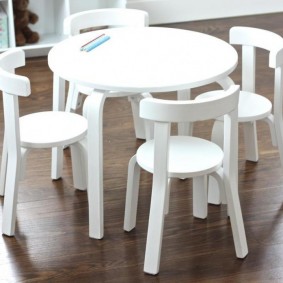 Yksinkertaiset huonekalut ruokailuun lastentarhassa