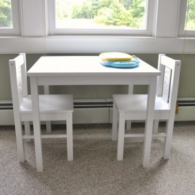 Bílý čtvercový stůl