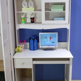 Γραφείο υπολογιστή στο δωμάτιο του μαθητή