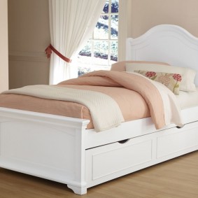 Elegante letto bianco per un ragazzo o una ragazza