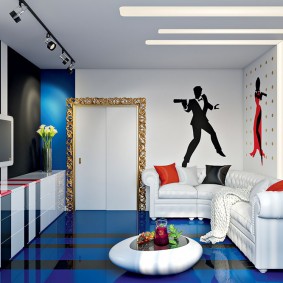 Vita möbler på vardagsrumets blå golv