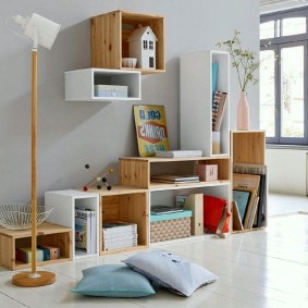 Muebles modulares de escudos de pino.