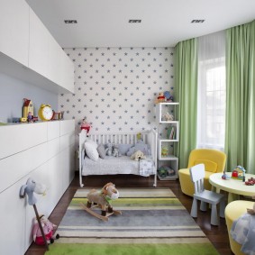 Cortinas verdes no quarto de uma criança