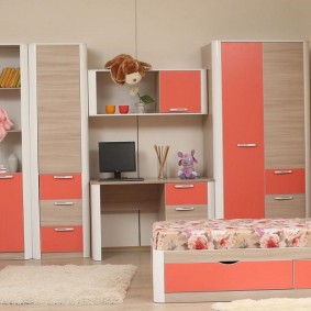 Muebles infantiles con fachadas rosas.