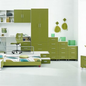 Grønne møbler i et hvitt rom