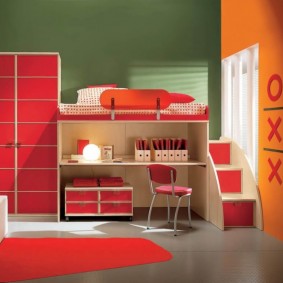 Červené fasády na modulárnom nábytku