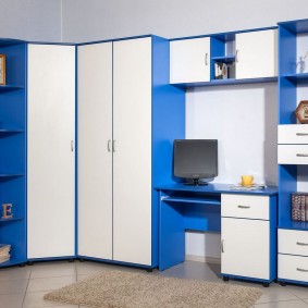 Móveis modulares em azul e branco