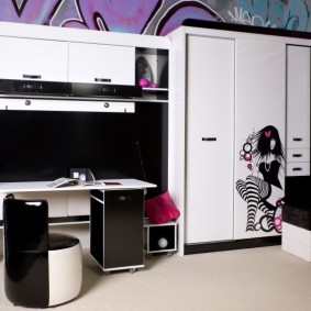 Muebles con estilo en la habitación de un adolescente.