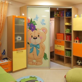 Eckkleiderschrank im Inneren des Kinderzimmers