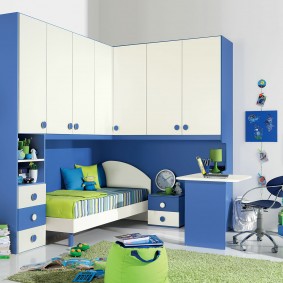 Baltas un zilas mēbeles studenta istabā
