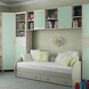 Muebles de color azul claro en la habitación del niño.