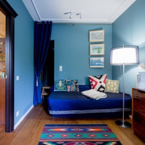 Pereți albastri într-un dormitor
