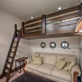 Łóżko na antresoli ze stali z wysokim sufitem