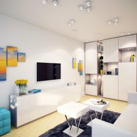Ljusa möbler i ett rum med vitt tak