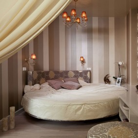 Hyggeligt soveværelse med en rund seng