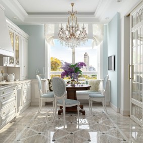 Glansigt golv i neoklassiskt kök