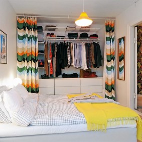 Lyse gardiner i soveværelset