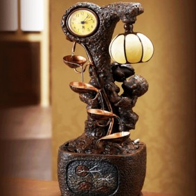 Masă fântână decorativă cu un ceas