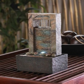 Miniatiūrinis fontanas iš natūralaus akmens